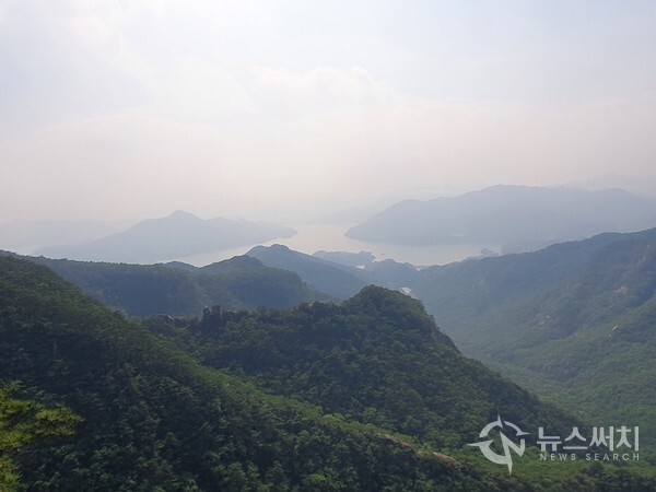 제천 성봉 능선길에서 바라본 청풍호