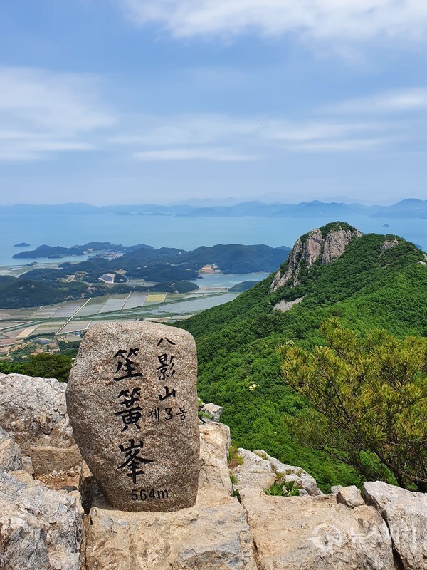 제3봉 생황봉. ‘생황봉(笙簧峯)’은 팔영산의 세 번째 봉우리로 해발 564m이다. 바위의 모습이 아악에 쓰는 관악기인 생황(笙簧)을 닮아서 생황봉(笙簧峯)이라 이름지었다고 한다. 