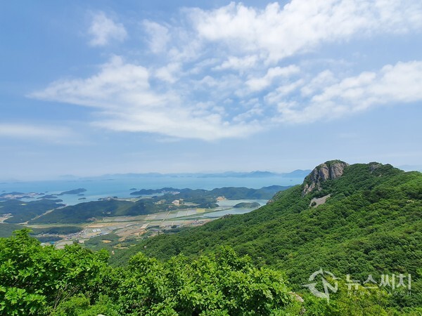 지난 5월 30일 팔영산 유영봉에서 바라본 선녀봉과 여자만(汝自灣)의 모습