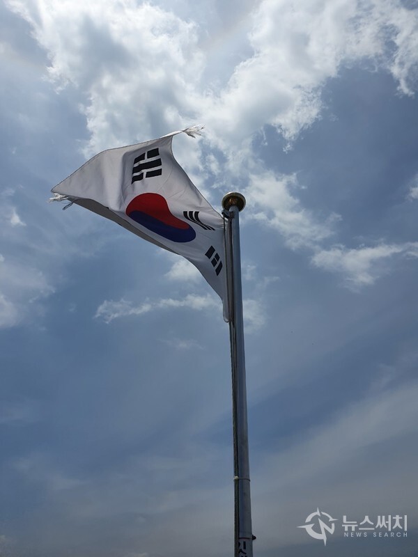삼성산 깃대봉 정상에서 펄럭이는 태극기