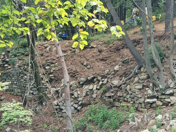 불암산성 성벽. ‘불암산성’은 불암산 제2봉에 위치하고 있는데, 규모는 작고 성벽 중 상당부분이 훼손되었으나 삼국시대의 축성기법을 잘 보여주는 성(城)으로 서울지역에 진출한 신라가 한강 유역 방어를 위해 축성한 것으로 추정된다. 