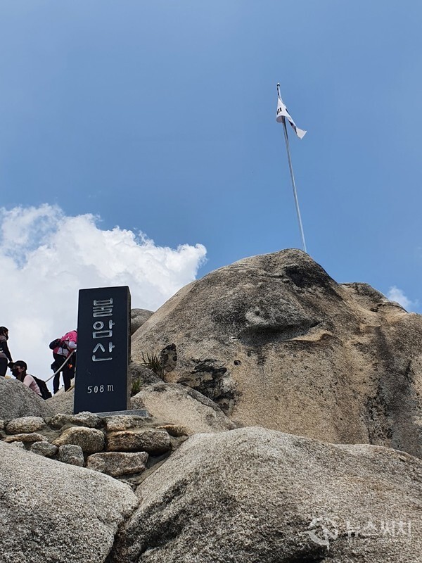  불암산 정상석. 불암산(佛巖山)은 해발 508m로 서울 노원구 중계동, 상계동과 경기도 남양주시 별내동 경계에 있는 명산이다. 산 정상부에 있는 큰 바위가 마치 부처님의 모습을 닮았다고 이름을 '불암산(佛巖山)'이라고 칭하였다 한다.