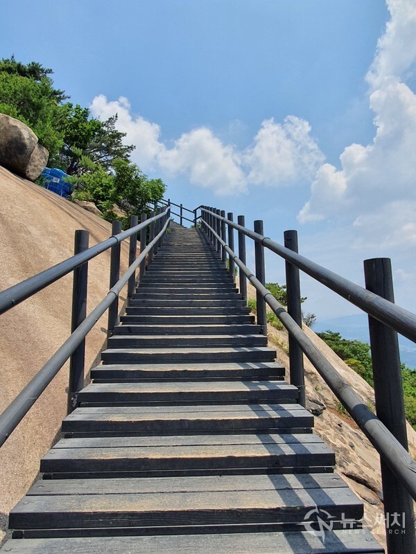 불암삼 정상 아래 나무계단. 불암산 정상 아래 거북산장에서 정상을 오르는 급경사에 설치된 나무계단인데 하늘을 향해 올라가는 계단 느낌을 풍긴다.
