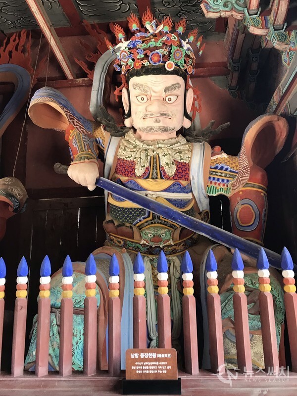 화엄사 사천왕상 중 남방 증장천왕