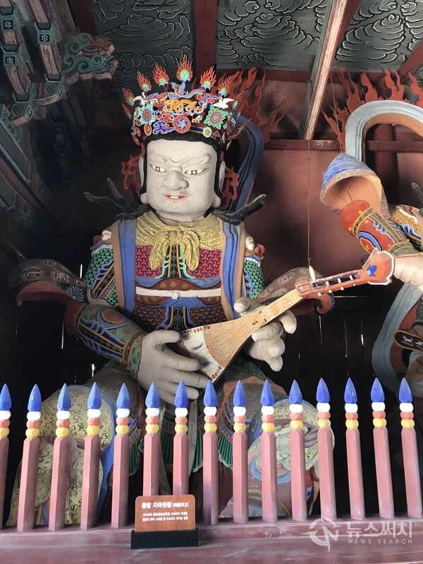 화엄사 사천왕 중 동방 지국천왕