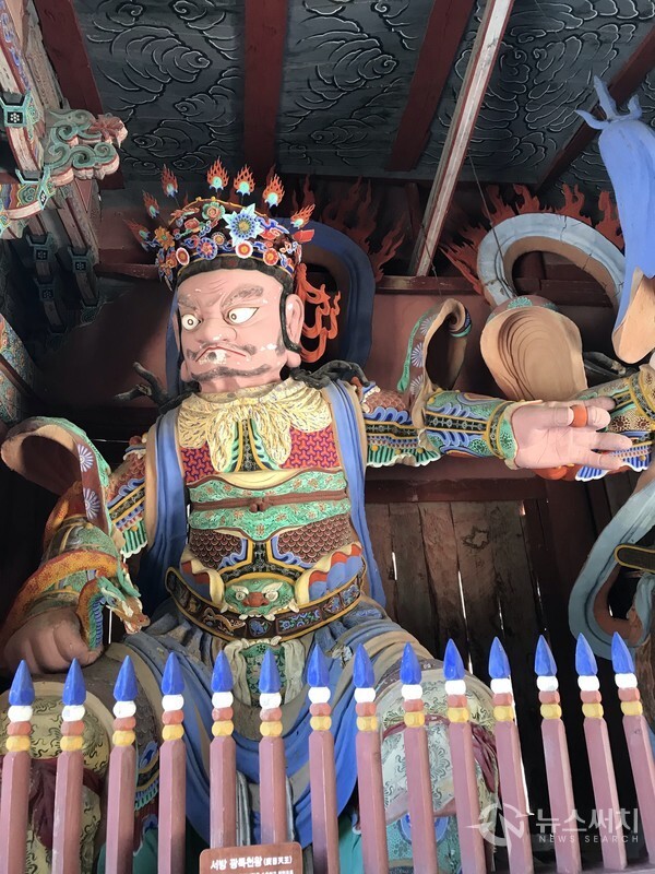 화엄사 사천왕 중 서방 광목천왕