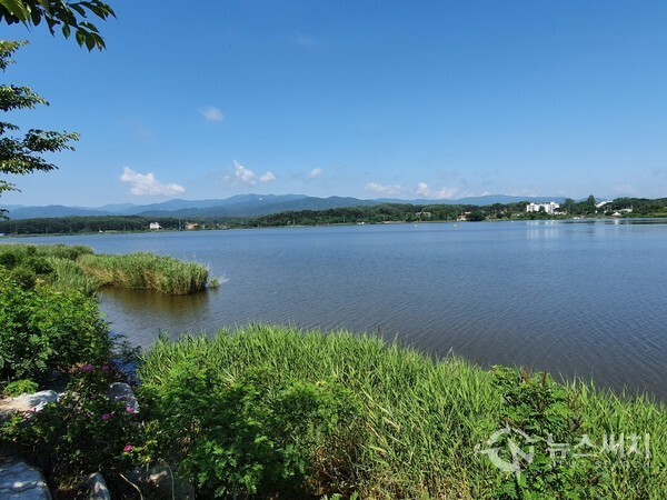 향호(香湖). 향호는 강원도 주문진읍 향호리에 있는 석호(潟湖, lagoon)이다. "향호(香湖)"라는 이름은 고려 충선왕 때 동해사면을 흐르는 계곡의 하류와 동해안의 바닷물이 만나는 지점에 향(香)나무를 묻는 매향(埋香)의 풍습에서 유래했다고 한다.