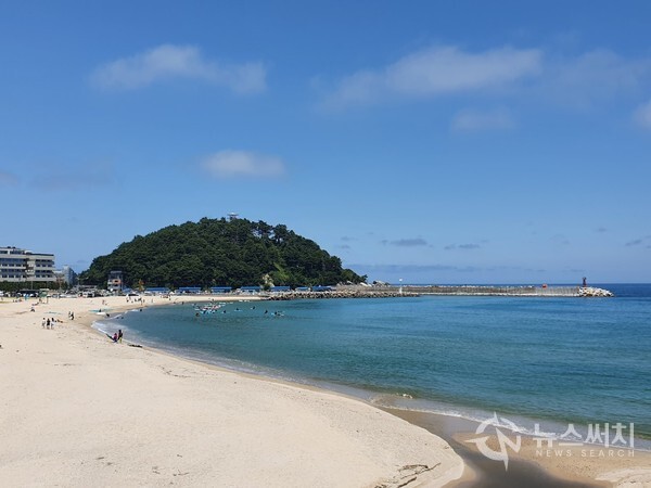 인구해수욕장과 죽도. 양양군 현남면사무소 소재지가 위치한 인구리에는 인구해수욕장이 넓게 펼쳐져 있으며, 해수욕장 및 방파제와 죽도정과 죽도산책로로 유명한 죽도가 연이어 있어 관광객과 서핑을 즐기는 서퍼들이 많이 찾는 곳이다.