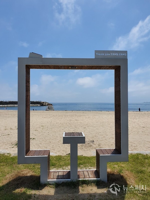원포리해변의 휴식 조형물. 양양군 현남면 원포리해변 모래사장에 의자와 테이블이 일체형으로 된 휴식 조형물이 이채롭다. 액자처럼 조형물을 통하여 보이는 동해바다가 하나의 그림처럼 들어와 있다. 조형물 우측 윗부분에 “Thank you YANG YANG”이라고 표시되어 있다.