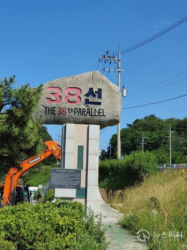  38선휴게소 알림석. 양양군 현남면 기사문리 도로에 38선휴게소가 있다. 38선휴게소 테라스에서는 기사문해변이 한눈에 조망된다. 