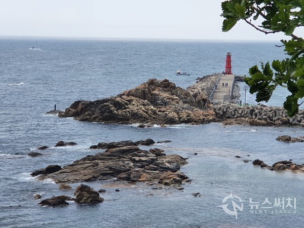 낙산사 의상대에서 바라본 동해바다 풍경. ‘낙산사(洛山寺)’는 관동8경 중의 하나이며, 또한 낙산사 의상대는 양양8경 중 하나이다. 낙산사 의상대에서 바라본 동해바다 풍경은 동해 풍경 중 최고로 꼽힌다.