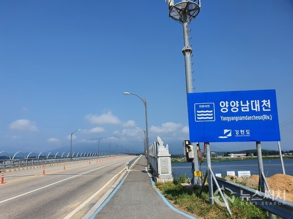 양양 남대천과 낙산대교. 양양 남대천은 손양면과 양양읍의 경계를 흐르는 하천으로 아름다운 남대천의 풍경으로 인해 양양 남대천은 양양8경 중 하나로 꼽힌다. 낙산대교를 건너면 행정구역이 손양면에서 양양읍으로 바뀐다.
