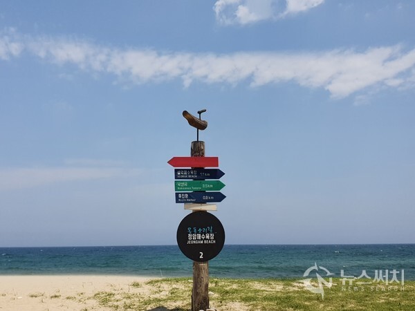정암해수욕장과 솟대 이정표. 양양군 강현면 정암리에는 몽돌해변으로 유명한 정암해수욕장이 있다. 정암해수욕장의 솟대 이정표가 특이하며 장대 위의 새가 동해바다를 바라보고 있다.