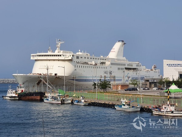 속초항 국제크루즈터미널에 정박 중인 크루즈유람선. 코로나사태 이전에는 엄청나게 큰 크루즈유람선을 이용하여 일본이나 러시아 블라디보스톡 등으로 해외여행을 떠나는 여행객들로 인하여 속초항 국제크루즈터미널이 북적였다. 다만, 코로나사태로 인하여 해외여행이 통제되어 지금은 큼지막한 크루즈유람선은 여행객들이 북적이는 그날이 다시 오기를 기다리면서 다소곳하게 터미널에 정박해 있다.