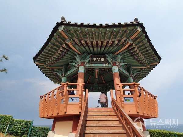 영금정 정자. 속초 동명동 속초등대 동쪽에 ‘영금정’이라는 정자가 있다. 영금정(靈琴亭)이라는 이름은 파도가 석벽에 부딪힐 때면 신비한 음곡(音曲)이 들리는데 그 음곡이 거문고 소리와 같다고 해서 붙여졌다고 한다. 