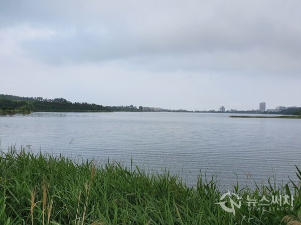 영랑호. ‘영랑호(永郎湖)’는 신라시대 영랑(永郎)이라는 화랑이 호수의 경관에 매료되어 오래 머무르면서 풍류를 즐겼다는 것에서 이름이 유래되었다고 한다. 영랑호는 속초시내에 있는 석호(潟湖) 2개(영랑호, 청초호) 중 가장 큰 호수로 둘레가 약 8km 정도에 달한다. 영랑호 호수둘레를 빙 둘러 순환도로와 산책로가 조성되어 있다.