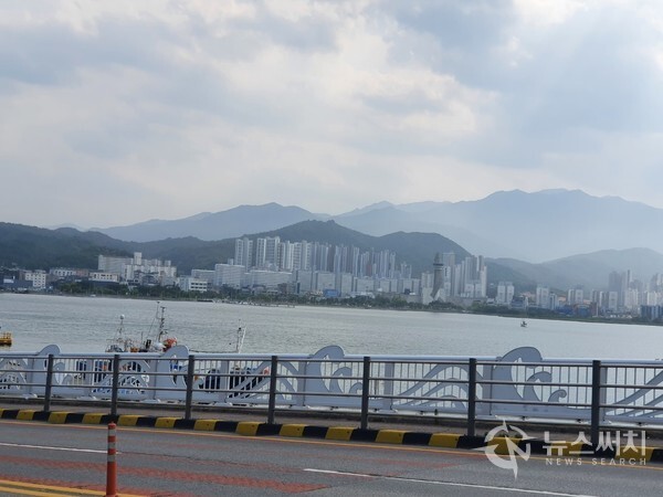 설악대교에서 바라본 청초호