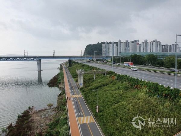 강서한강공원 산책로와 마곡철교