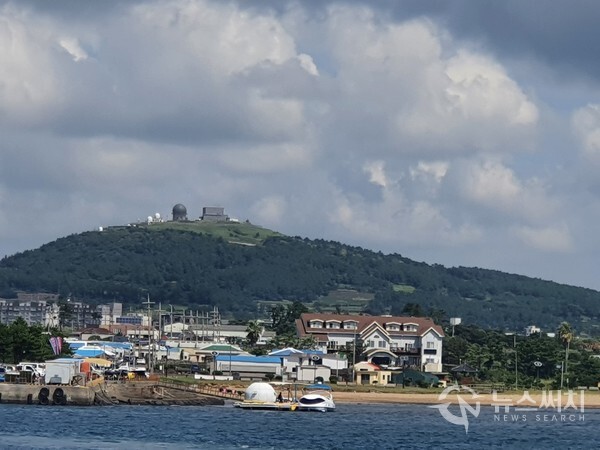  마라도 가는 여객선 선상에서 바라본 대정읍과 모슬봉 풍경
