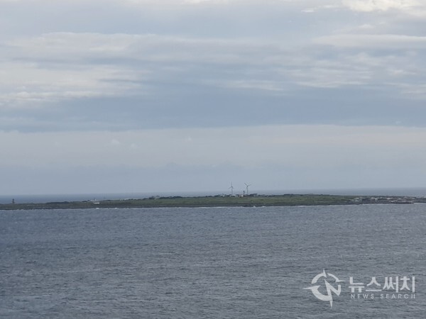 송악산 전망대에서 바라본 가파도. 제주도 서귀포시 대정읍 관내에는 가파도와 마라도 2개 섬이 있다. 송악산 전망대에서는 가파도가 손에 잡힐 듯 가까이 보인다. 가파도는 섬 안에 초등학교가 있는 등 제법 큰 섬인데, 송악산 전망대에서는 이러한 가파도 전체가 한눈에 조망된다.