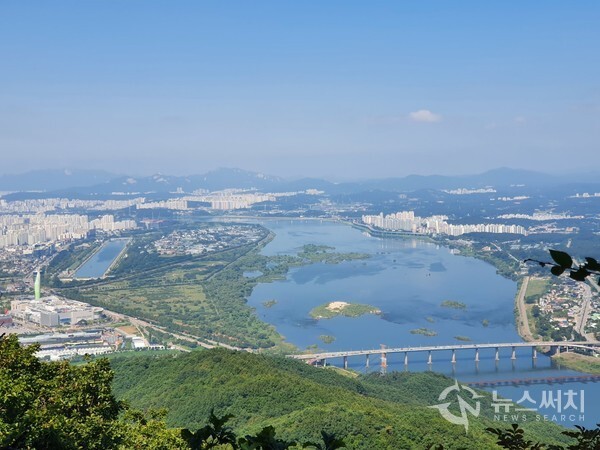 검단산 전망바위에서 바라본 한강과 하남시 풍경. 검단산 서쪽능선길로 산행하다 보면 한강과 하남시가 한눈에 조망되는 전망바위에 도착하게 된다. 전망바위에서는 팔당대교와 스타필드 하남, 미사리 조정경기장 등 미사지구를 중심으로 하남시 일대가 한눈에 조망된다. 물론 미사지구에서 한강 건너 남양주시 덕소지구 뿐만 아니라 남양주시내도 한눈에 보인다.