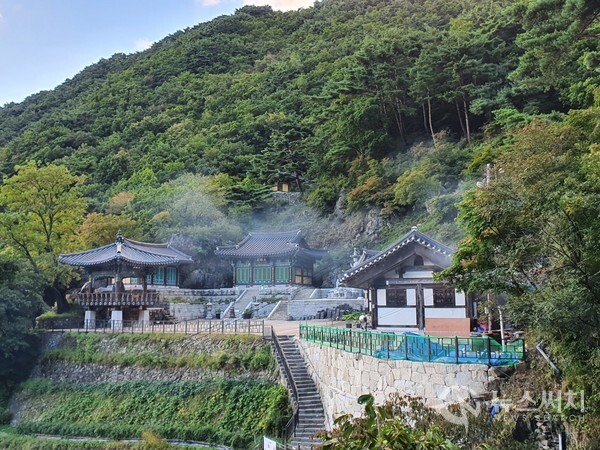 보문사. 향로봉삼거리에서 행구탐방지원센터로 하산하는 길 중간에 신라 경순왕 때 무착스님이 창건한 것으로 전해지는 현재는 태고종 사찰인 ‘보문사’가 있다. 보문사에는 점판암으로 된 석탑인 ‘보문사칠층석탑’이 유명하다. 필자가 보문사 앞을 지날 때가 저녁식사 때여서 보문사에서 저녁 공양 준비로 불을 피워 보문사 굴뚝에서 피어나는 연기가 보문사 전체를 엷게 덮고 있었다.