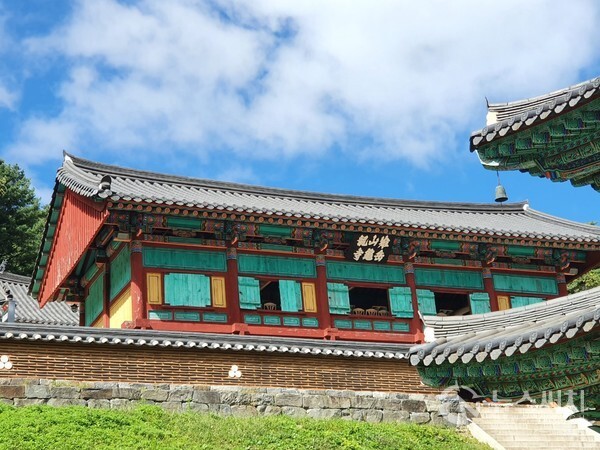 치악산 구룡사 현판. 치악산(雉岳山) 구룡사(龜龍寺) 현판은 치악산 일주문에 걸려 있지 않고 사천왕문에서 대웅전 경내로 올라가는 길 중간에 있는 전각인 ‘보광루(普光樓)’ 전면에 걸려 있다. 치악산 일주문에는 ‘원통문(圓通門) 이라는 현판만이 걸려 있을 뿐이다.