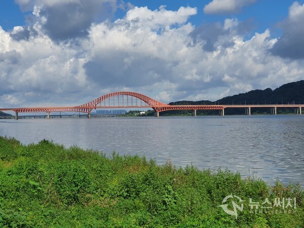서울식물원 한강보행연결교 위에서 바라본 방화대교