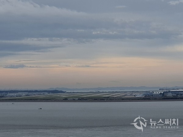 상산봉 정상에서 바라본 인천국제공항. 장봉도 선착장에 도착하여 도로를 따라 북쪽으로 4분 정도 걸어가면 상산봉으로 올라가는 등산로 입구가 나오며, 약 20여분 넘게 오르막 산행을 하면 장봉도 봉우리 중 가장 동쪽에 있는 '상산봉' 정상에 도달하게 된다. 상산봉은 해발 114m 높이로 정상에서는 영종도 앞바다와 갯벌, 인천국제공항 활주로 등이 한눈에 보인다.