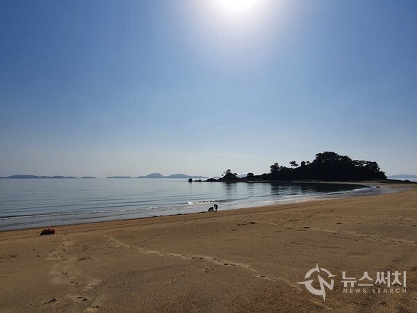 장골해수욕장. 자월도 달바위 선착장에서 왼쪽으로 10여분 걸어가면 넓게 백사장이 펼쳐져 있는데 바로 ‘장골해수욕장’이다. 장골해수욕장은 자월도에서 가장 큰 해수욕장으로 길이는 약 1km 정도 된다. 얕은 수심과 완만한 경사로 고운 모래가 유명하여 여름철 해수욕을 즐기려는 사람과 백패킹을 하려는 사람들의 인기가 많은 곳이다. 장골해수욕장 서쪽 끝에 ‘독바위’가 있다. 독바위 동쪽이 ‘장골해수욕장’이고, 독바위 서쪽이 ‘큰말해수욕장’이다.