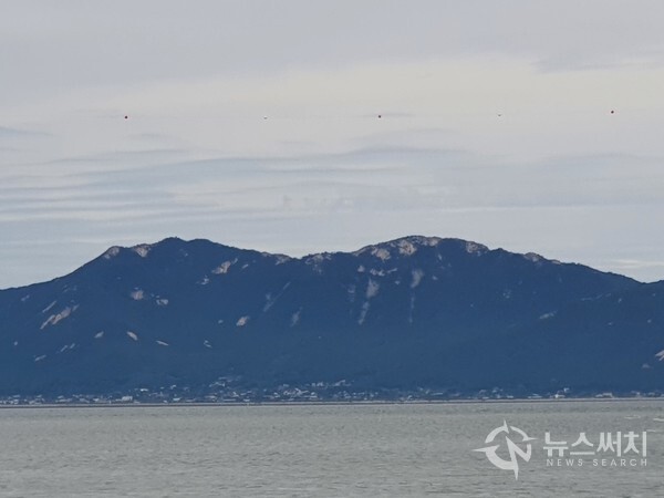 장봉도에서 바라본 강화도 마니산 능선