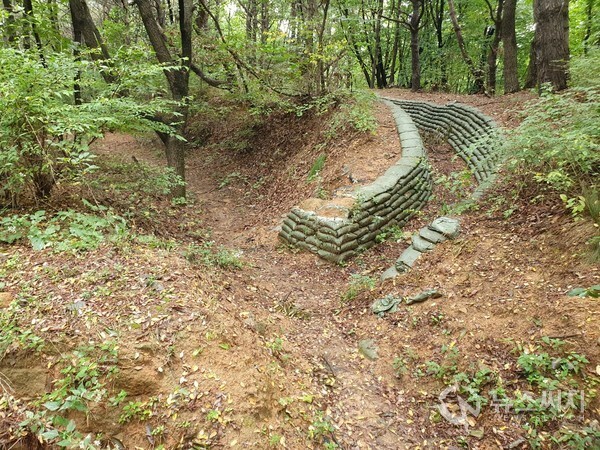 개화산 둘레길에 있는 교통호. ‘개화산’은 김포공항이 한눈에 조망되는 곳으로 군사상으로 중요한 위치에 있으며 정상에는 레이더 기지가 설치되어 있다. 또한 개화산은 6.25전쟁 때 인천상륙작전에 성공한 UN군과 국군이 서울을 수복하기 위해 전투를 벌인 역사적 현장이기도 하다. 개화산 곳곳에는 군사용 교통호가 설치되어 있어 이곳의 군사상 중요성을 다시 한번 느끼게 된다. 