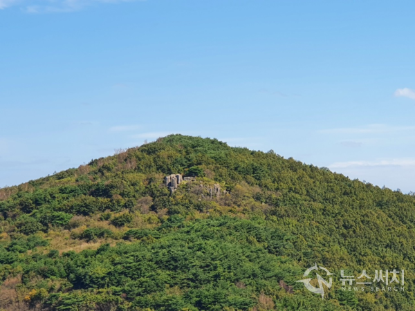 북산과 신선대. 무등산 주능선 북쪽사면에서 북쪽으로 갈라지는 길에 ‘억새평전’에 펼쳐져 있고 억새평전을 지나면 ‘신선대’ 바위군이 산 중턱에 펼쳐져 있으며 신선대를 지나면 ‘북산(해발 778m)’ 정상으로 길이 이어지게 된다. 꼬막재부터 신선대, 북산이 위치한 곳은 행정구역상 ‘전남 담양군 가사문학면’이다.