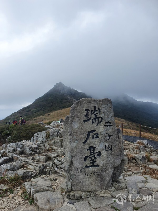 ‘서석대(瑞石臺)’ 정상은 해발 1,100m 높이다. 서석대(瑞石臺)에서는 가까운 거리에 무등산 정상인 천왕봉, 지왕봉, 인왕봉 봉우리가 펼쳐져 있는데, 현재 천왕봉 등 3봉우리 인근에 공군기지가 설치되어 특별한 때가 아니면 일반인의 출입을 통제하고 있어 무등산 산행의 실질적인 정상은 ‘서석대(瑞石臺)’ 이다. 
