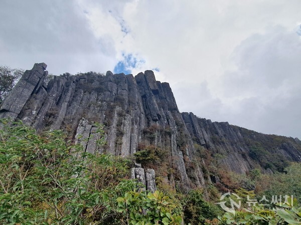  ‘서석대(瑞石臺)’는 무등산 최고봉인 천왕봉(해발 1,187m)의 남서쪽에 병풍처럼 펼쳐져 있는 주상절리 둘기둥들이다. 아주 오랜 시절 화산분출에 의해서 만들어진 석영안산암질 응회암이 10만년 정도 전에 지표에 노출되기 시작하였고 긴 시간 동안 비바람을 맞으면서 현재의 수려한 주상절리가 되어 서석대를 이루었다고 한다.