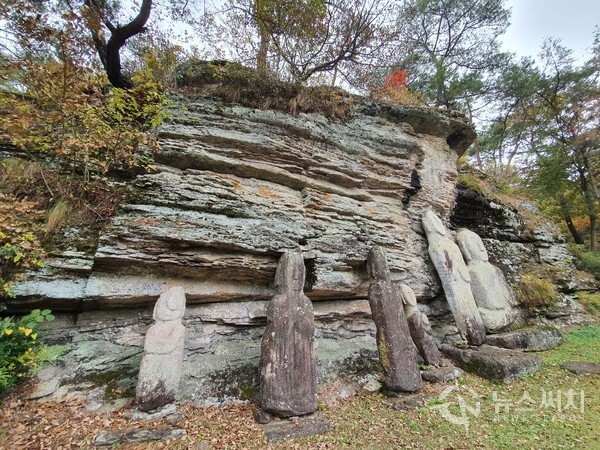 운주사 석불군. 운주사의 석불은 다른 사찰들의 석불과는 달리 평면적이고 토속적인 얼굴 모양, 어색하고 균형이 잡히지 않은 손과 팔과 같은 신체 비례 등 매우 독특한 모습을 지니고 있다. 현재 운주사에는 70기의 석불이 경내 곳곳에 산재해 있는데, 조선 중기에는 1,000기가 넘는 석불이 있었다고 전해진다.