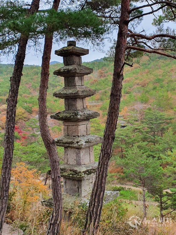 운주사 칠성바위 앞 칠층석탑. 운주사 계곡 서쪽 산록 와불 아래 큰 암반이 있는데 이를 칠성바위라고 한다. 칠성바위에는 지대석이나 기단부 등 별다른 시설없이 자연암반 위에 탑신부만으로 이루어진 7층석탑이 있다. 높이는 7m인데, 칠성바위 위에 7미터의  7층석탑으로 숫자 ‘7’이 연속되어 이채롭다.