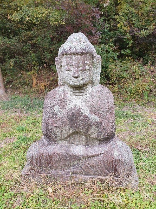 운주사 석불. 운주사 계곡 입구에는 다양한 형태의 여러 개의 석불들이 줄지어 조성되어 있다. 오래된 석불도 있고 최근에 조성된 석불도 있다. 온화한 미소가 돋보이는 오래된 석불에서 그 당시 백성들의 염원과 소망을 엿볼 수 있다.