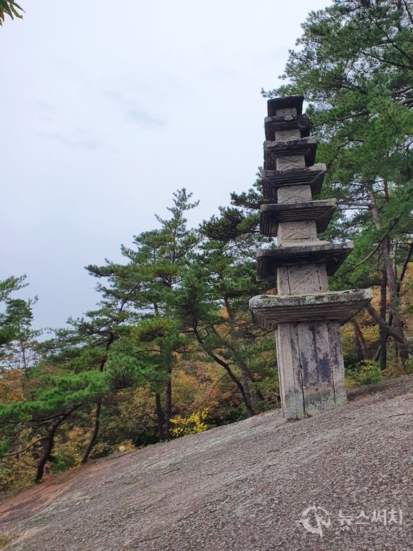 운주사 거북바위 교차문 칠층석탑. 운주사 대웅전 오른쪽 산등성이에 난 돌계단을 올라가다 보면 ‘와불’ 못 미쳐 산등성이 중간에 경사진 넓은 바위인 거북바위를 만나게 된다. 이 거북바위에는 바위 위에 기단 없이 조성된 석탑 2기가 있다. 거북바위 5층석탑과 거북바위 7층석탑이 바로 그것인데, 7층석탑의 경우 탑신부에 교차문 × 이 새겨져 있다.