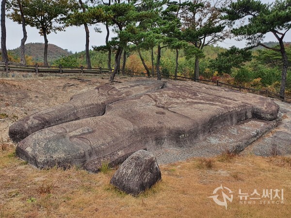 운주사 와불(臥佛). 운주사 천불천탑(千佛千塔) 중 가장 유명한 것이 바로 운주사 와불(臥佛)이다. 흔히 와불(臥佛)이라고 말하는데 정식 명칭은 ‘와형석조여래불(臥形石造如來佛)’이다. 운주사 계곡 서쪽 산 정상의 머리를 남쪽으로 향하고 있는 석불 2구로 크기도 각각 12.7m, 10.3m로 국내에 있는 석불 중 상당히 큰 크기이다. 전설에 따르면 도선국사가 하룻밤 사이에 천불천탑을 세우고 와불을 마지막으로 일으켜 세우려 하였으나 새벽닭이 울어서 중단할 수 밖에 없었다고 한다. 운주사의 많은 석불 중 가장 중요한 의미를 지니며 조선 후기 민간신앙에서는 이 와불이 일어서면 새로운 세상이 펼쳐진다는 말도 전해지고 있을 정도로 민간에서도 중요한 의미로 전해지는 불상이다.