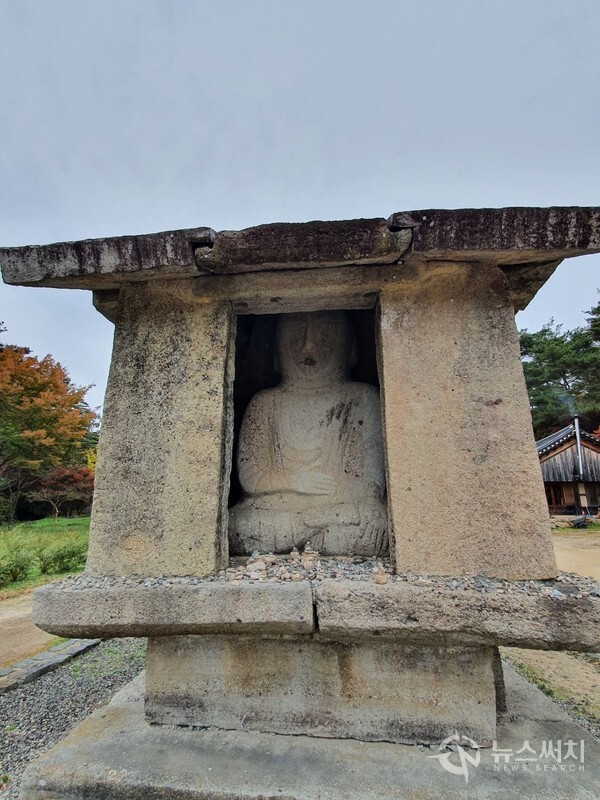 운주사 석조불감(石造佛龕). ‘불감(佛龕)’이란 불상을 모시기 위해 만든 집이나 방을 뜻하는 것으로 일반적인 건축물보다 그 규모가 작은 것이 보통이다. 운주사 석조불감은 운주사 골짜기의 중심부에 위치하며 앞뒤로 각각 탑이 1기씩 있어 야외 불당의 주존불 구실을 하는 배치를 보이고 있다. 감실 내부는 불상 2구가 등을 맞댄 형태로 배치되어 있는데 고려시대 지방화된 불상양식을 나타내고 있다. 우리나라에서는 거대한 석조불감을 만들 사례를 운주사 석조불감 외에는 찾기 어려우며, 등을 맞댄 쌍배불상 또한 유래가 없는 특이한 형식으로 그 가치를 인정받아 보물로 지정되어 있다.