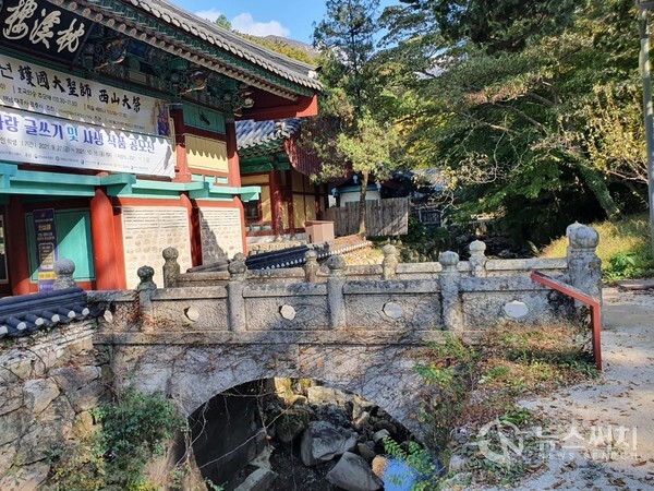 금당천과 침계루. 대흥사를 관통하는 금당천을 기준으로 북쪽을 북원 구역이라고 한다. 북원 구역의 입구 건물이 침계루(枕溪樓)이다. 침계루(枕溪樓) 현판은 원교 이광사의 글씨이다. 