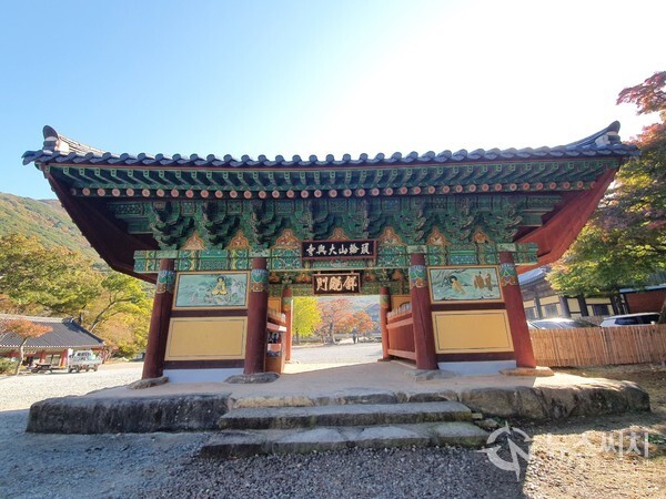 대흥사 해탈문. 대흥사 해탈문에는 문 앞에 ‘두륜산대흥사(頭輪山大興寺)’라는 현판과 전각 안에 ‘해탈문(解脫門)’이라는 현판이 따로 있다. ‘해탈문(解脫門)’ 현판은 ‘동국진체’로 유명한 원교 이광사의 글씨이며, 해탈문에 걸려 있는 '두륜산대흥사(頭輪山大興寺)' 현판은 조선 말기에 활동한 해사 김성근의 글씨이다. 대흥사 해탈문 안에는 사자를 타고 있는 문수동자와 코끼리를 타고 있는 보현동자가 봉안되어 있다.