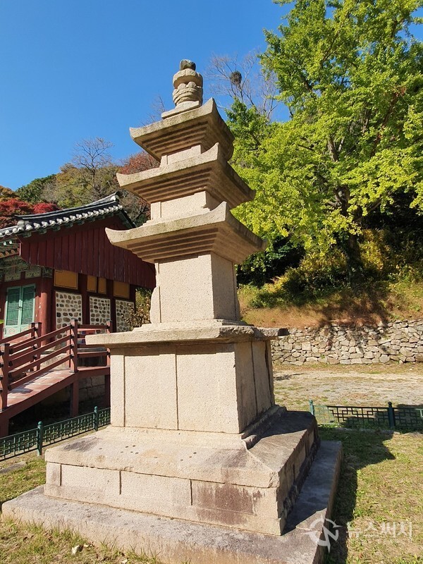 대흥사 응진전 앞 삼층석탑. 대흥사 응진전 앞에는 전형적인 신라석탑 양식에 따라 매우 단정하고 세밀하게 조성된 삼층석탑이 있다. 이 삼층석탑은 북미륵암 삼층석탑과 함께 보물로 지정되어 있다.