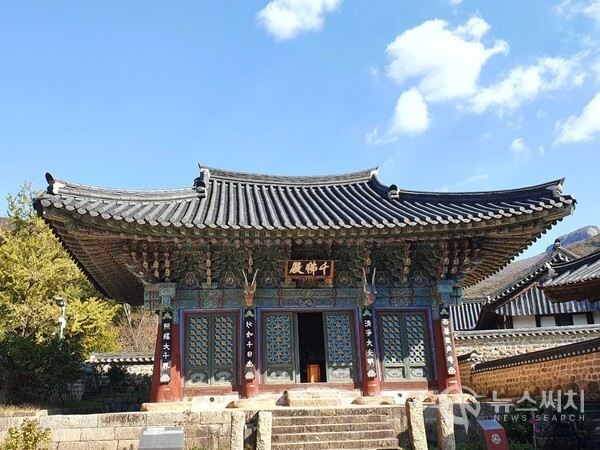 대흥사 천불전. 천불전(千佛殿)은 대흥사 남원 구역의 중심 전각이다. 천불전은 조선후기 순조 때 건축된 다포계의 팔작지붕 형태의 목조 건물이다. 천불전(千佛殿) 편액은 원교 이광사의 글씨이다. 천불전의 천불은 경주 불석산의 옥돌로 조성한 것으로 1817년 배로 싣고 오던 도중 부산 앞바다에서 태풍을 만나 일본 큐슈로 표류해 갔다가 다음 해인 1819년에야 대흥사로 돌아와 봉안된 것이다. 