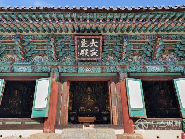 금산사 대적광전. 금산사는 화엄종의 맥을 계승하는 사찰인데, 화엄경의 주불은 ‘비로자나불’이며, 금산사 대적광전에는 비로자나불을 중심으로 아미타불, 석가모니불, 노사나불, 약사불 등 6개의 불상이 조성되어 있다. 화엄경에서는 ‘비로자나불’을 큰 고요함(大寂)과 지혜의 빛(光)을 지닌 부처라고 설명하고 있는데, 이러한 화엄경의 설명에서 기인하여 비로자나불을 본존불로 삼는 전각이 ‘대적광전(大寂光殿)’인 것이다. 금산사 대적광전은 1968년 보물로 지정되었으나 안타깝게도 1986년 화재로 전소되었고 1990년에 현재의 건물로 복원되었다. 대적광전(大寂光殿) 현판은 악필법으로 유명한 석전 황욱의 글씨이다.