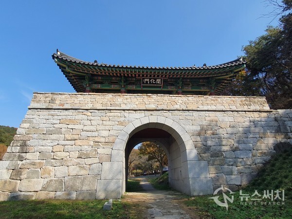 금산사 개화문. 금산사(金山寺) 입구에는 금산사를 보호하기 위해 쌓은 석성이 있었는데 지금은 성벽은 사라지고 성문만 남아 있다. 성문에는 ‘개화문(開化門)’이라는 현판이 걸려 있는데, ‘견훤성문’이라고 전해지기도 한다.