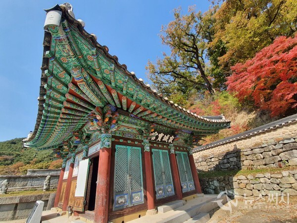 금산사 적멸보궁. 금강계단(金剛戒壇)은 부처님 진신사리를 모시고 수계의식을 행하는 곳으로 자장율사가 양산 통도사에 최초로 만든 금강계단(金剛戒壇)이 대표적이다. 금강계단 전면에는 적멸보궁(寂滅寶宮)이라는 전각이 일반적으로 있는데 이 적멸보궁에는 불상을 봉안하지 않는다. 그 이유는 금강계단에 부처님을 상징하는 부처님 사리가 봉안되어 있기 때문이다. 