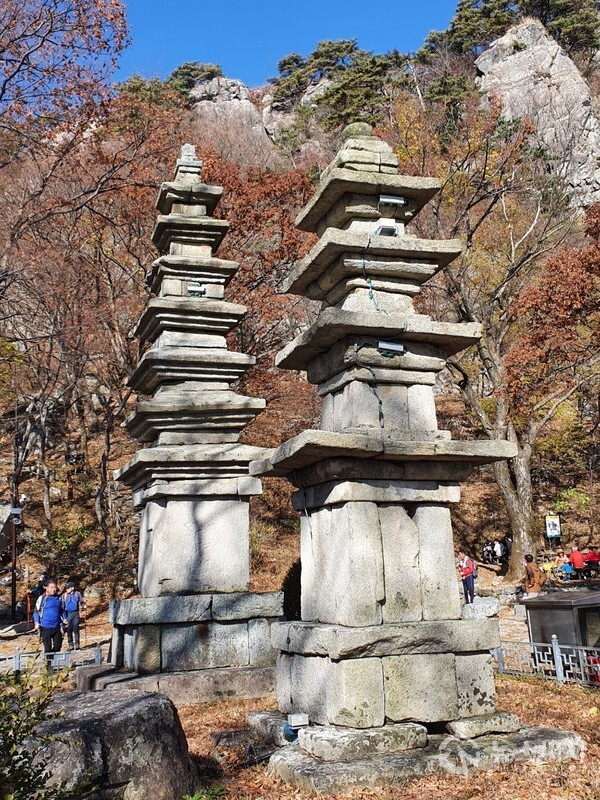 계룡산 남매탑. 계룡산 큰배재에서 약 500m 정도 거리에 상원암이 있으며 상원암 옆에 청량사 터가 있다. 이 청량사 터에 석조 7층석탑과 5층석탑이 나란히 있는데 이것이 유명한 ‘남매탑’이다. ‘남매탑’의 정식명칭은 공주 청량사지 칠층석탑과 오층석탑인데 고려시대에 조성된 것으로 추정되며 백제석탑의 양식을 따르고 있다. 문화재적 가치도 상당히 높아 두 석탑 모두 보물로 지정되어 있다. 