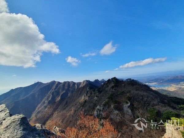 삼불봉에서 바라본 계룡산 능선. 삼불봉에서는 동쪽으로 공주 반포면 들녘이 한눈에 조망되고 남서쪽으로 관음봉과 계룡산 정상 천황봉도 조망된다. 